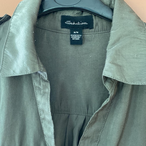 Ladies sage green tunic by Seductions in size medium. Silky feel. - Picture 2 of 7